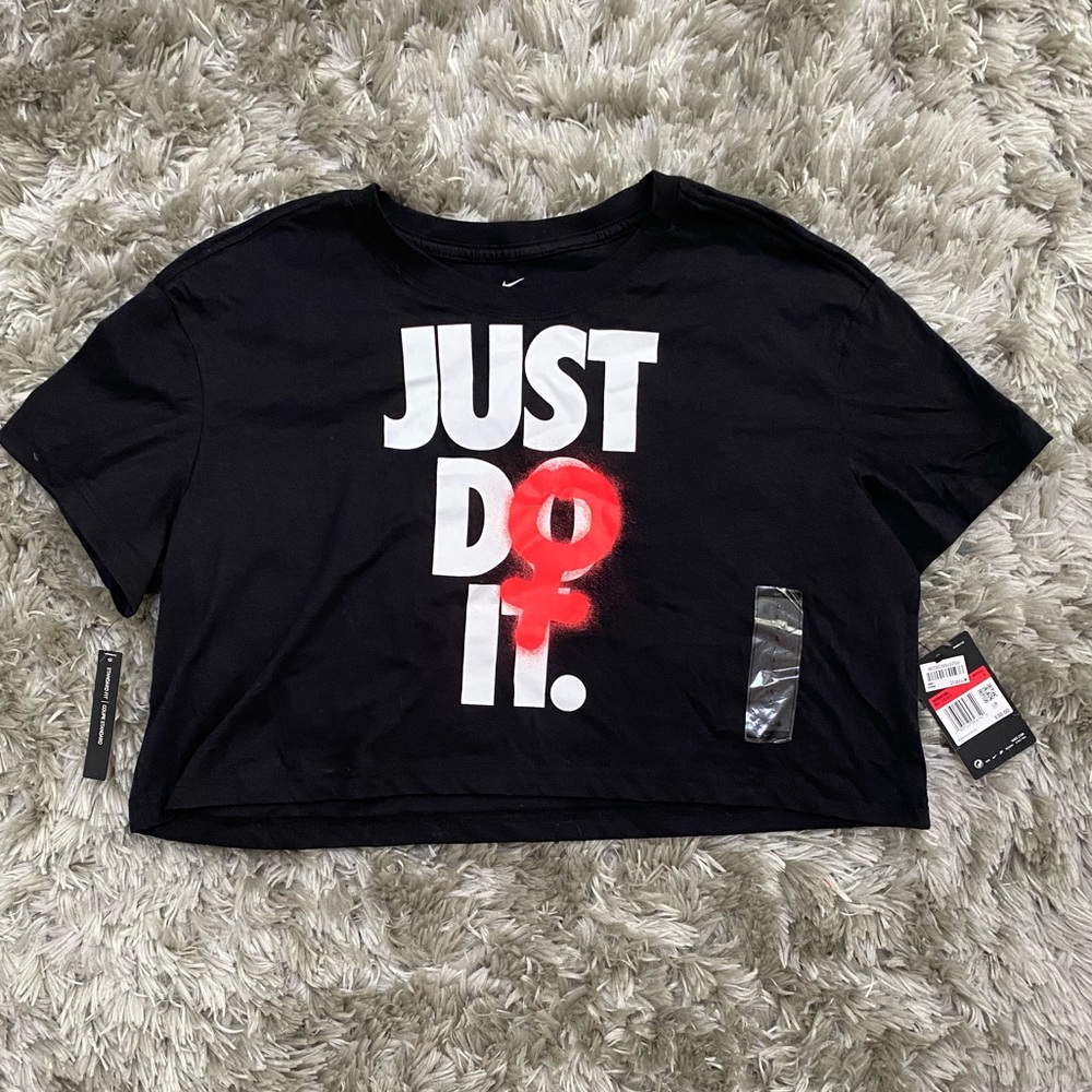 NIKE cropped t-shirt NWT